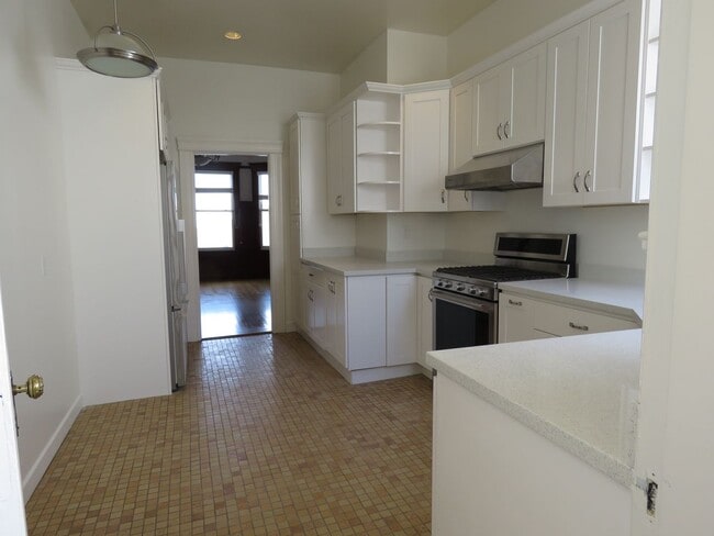 Building Photo - Huge and Beautiful Classic Top Floor Condo