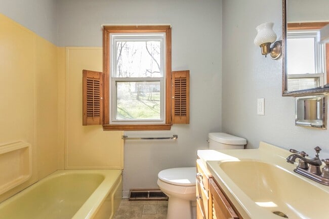 Building Photo - Ranch Style 3 Bedroom 1 Bath Home