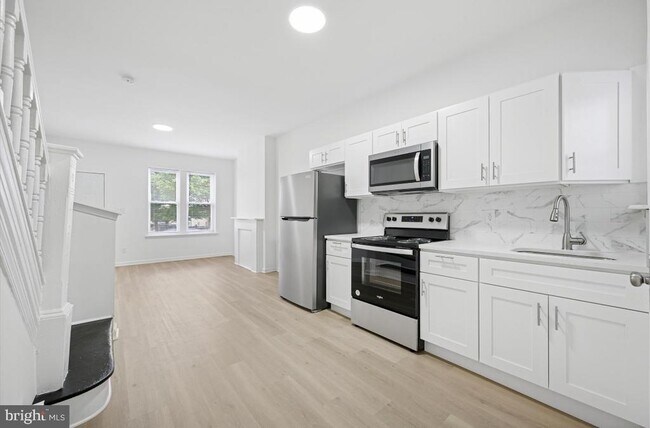 Building Photo - 887 N 46th St