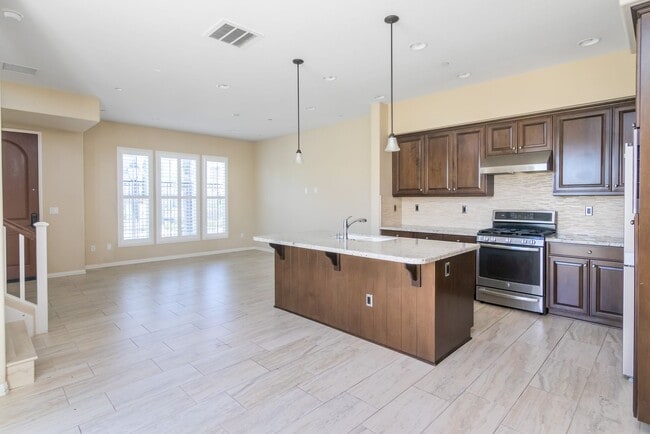 Building Photo - Updated 4-Bedroom Townhouse in Prime Porte...