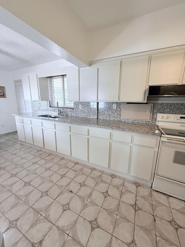 Building Photo - 957 W 67th St