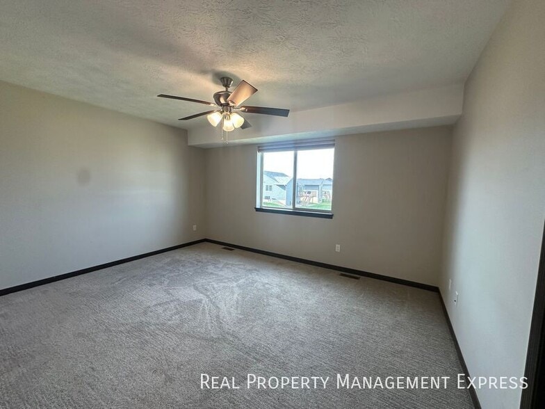Building Photo - $500 OFF First Month's Rent! 4 Bed 3 Bath ...