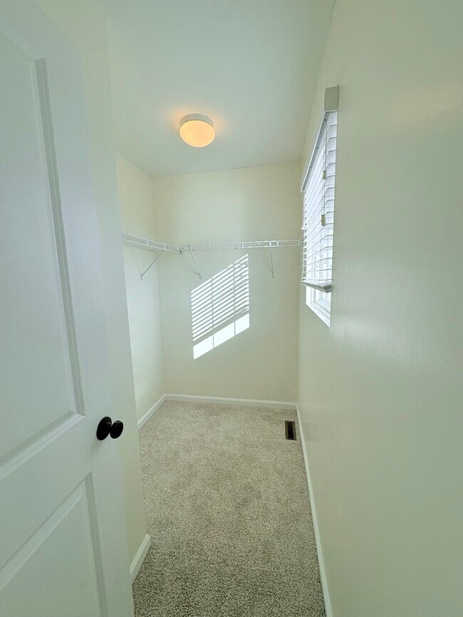 Building Photo - Charming 3 Bed, 2.5 bath in Blacklick!