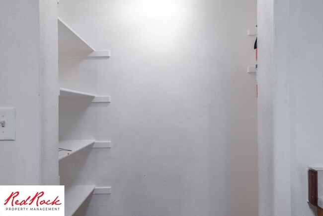Building Photo - Charming 2 Bed / 1 Bath Apartment in a Prime Location