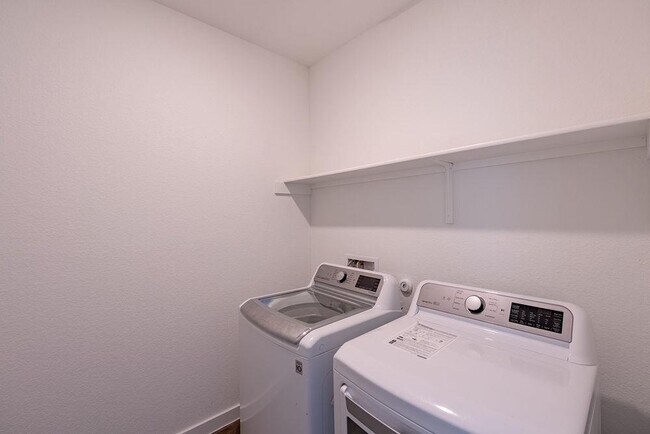 Building Photo - 2901 Louris Ln