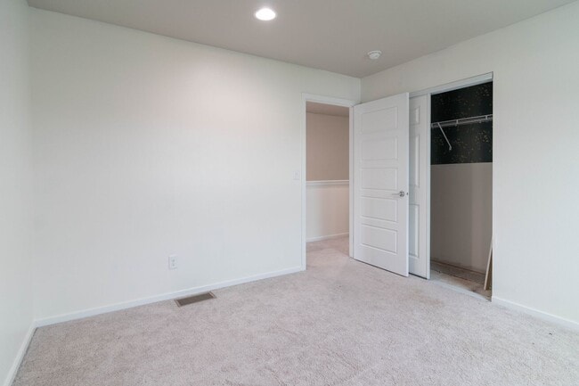 Building Photo - ***Coming Soon June 1st, 2026***Modern 4 bed 2.5 bath near the Fairways Golf Course, Amazon and F...