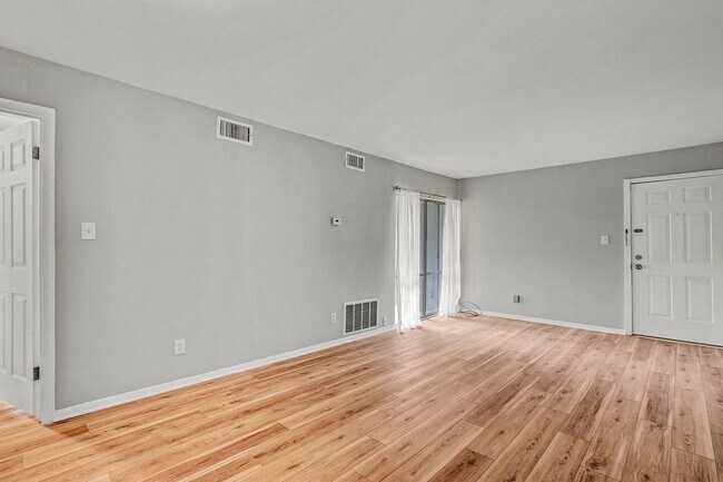 Building Photo - 2 Bed 1.5 bath Condo - Close to UNC!  Beautifully Renovated! $500 off first month's rent!