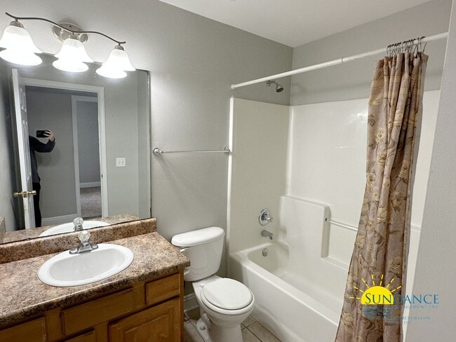 Building Photo - Stunning 3 Bedroom home in Pensacola!