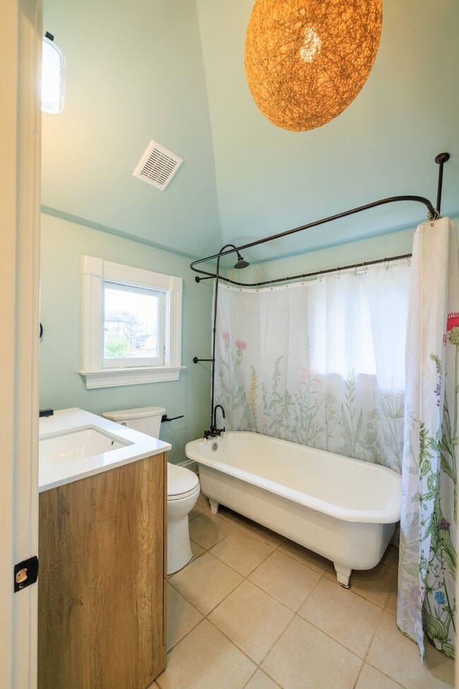 Building Photo - NOW AVAILABLE!!!  Charming, Renovated 2 Bed, 1 Bath East Nashville Home, Minutes to Five Points &...