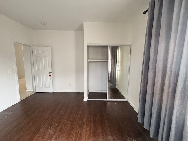 Building Photo - 1654B Olona Ln