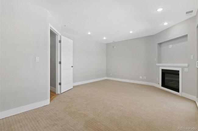 Building Photo - LOCATION LOCATION!!  In the heart of LOHI just blocks to restaurants, boutiques and local waterin...