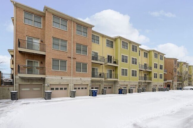 Building Photo - 2 Bed 2 Bath Lockerbie Townhome Steps From...