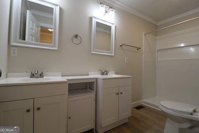 Building Photo - 504 N Ave NE