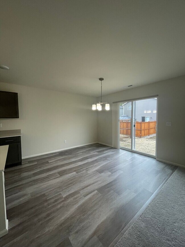 Building Photo - 4 bedrooms + BONUS ROOM And 2.5 baths Tumw...