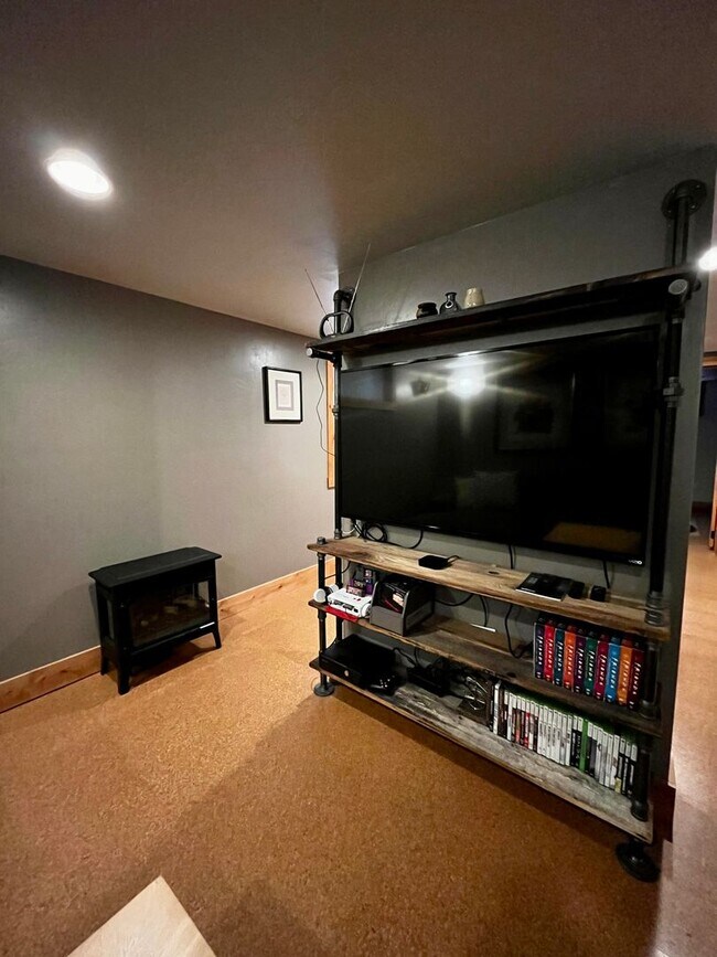 Building Photo - Fully Furnished and Fully Stocked Home For Rent Next to Cooper Park in Bozeman