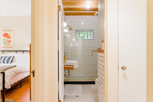 Building Photo - 517 NE Fargo St