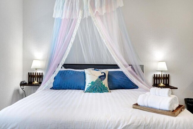 Building Photo - Move in Ready and FULLY FURNISHED 3 BD/2 BA located Far West San Antonio!