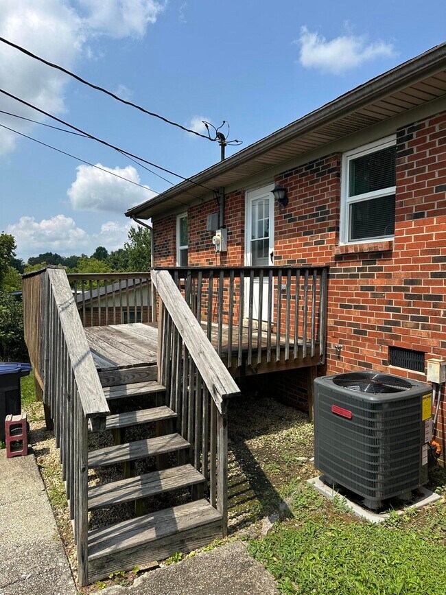 Building Photo - 788 Ridgeview Dr