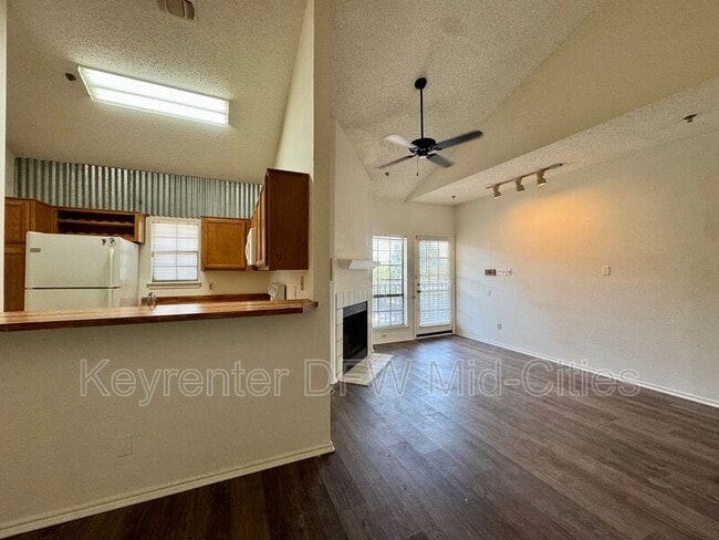 Building Photo - 4800 W Lovers Ln