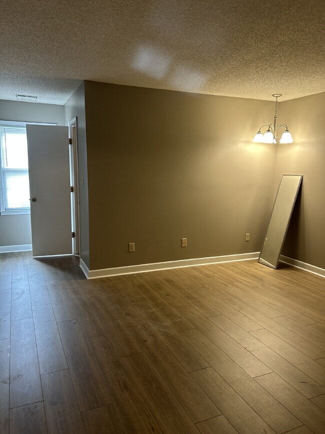 Building Photo - "Stylish 3-Bedroom First Floor Condo in Ke...