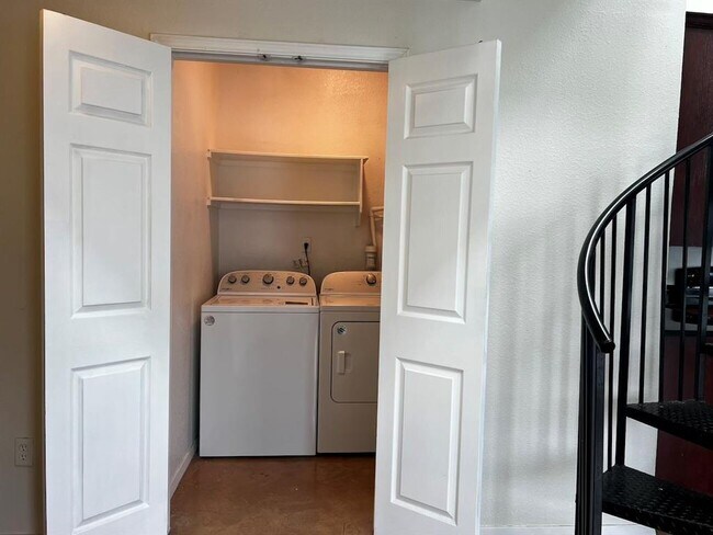 Building Photo - 910 W 25th St