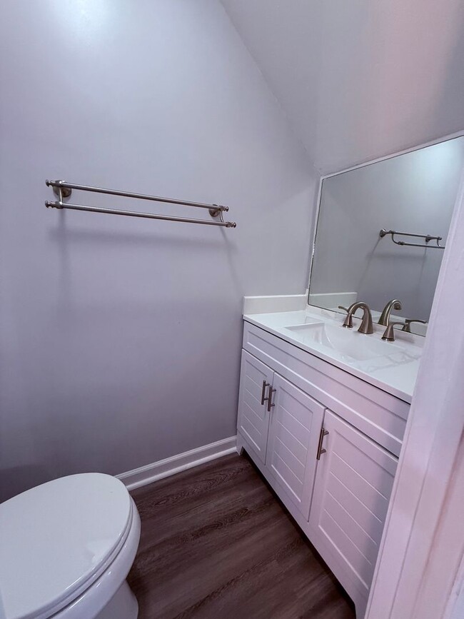 Building Photo - 3 Bedroom, 1.5 Bath Townhouse