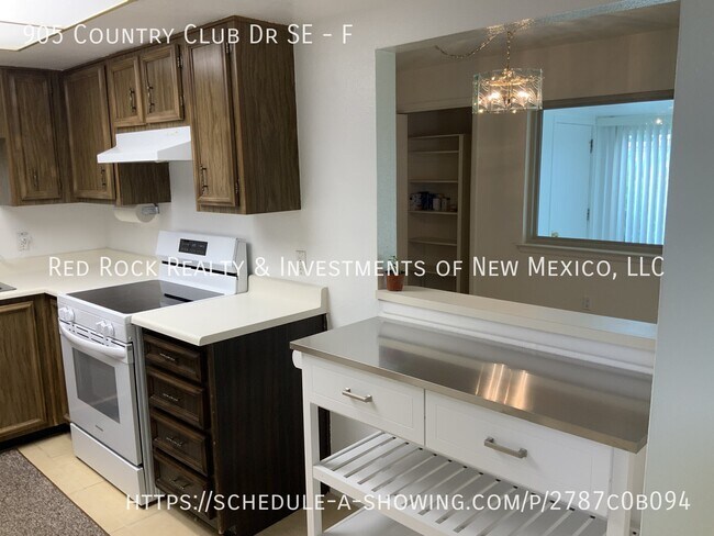 Building Photo - 905 Country Club Dr SE