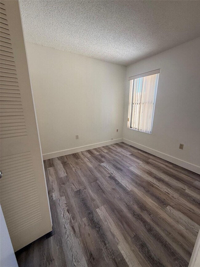 Building Photo - 660 W Park Dr