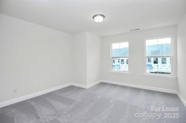 Building Photo - 6029 Mariemont Cir