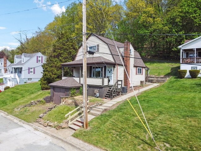 Building Photo - Beautiful 3 bedroom home in Jeannette available July 1!