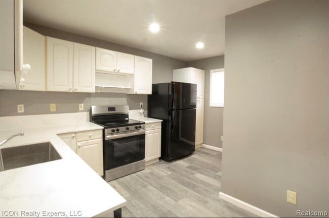 Building Photo - 743 Hollister St