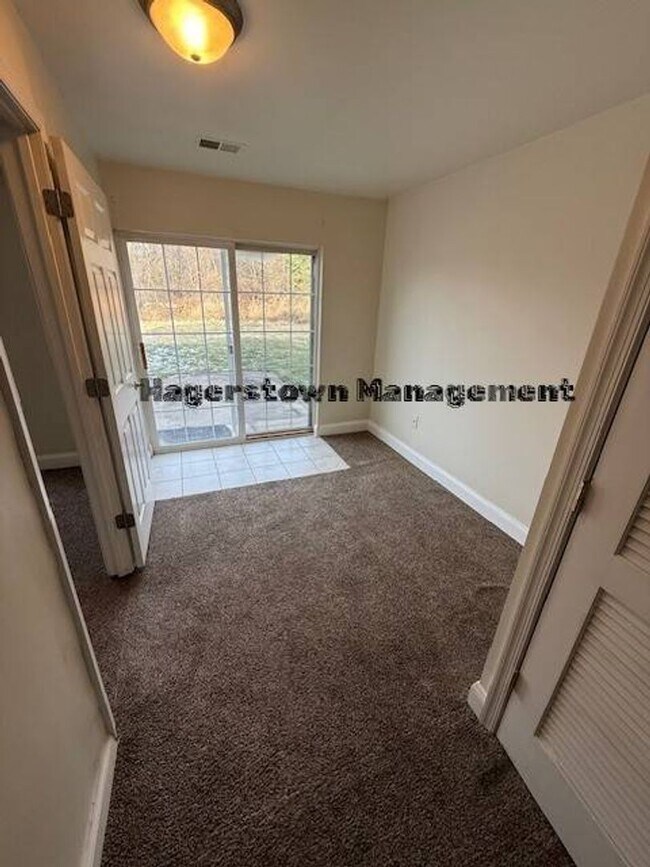 Building Photo - Halfway Townhouse - close to shopping and dining