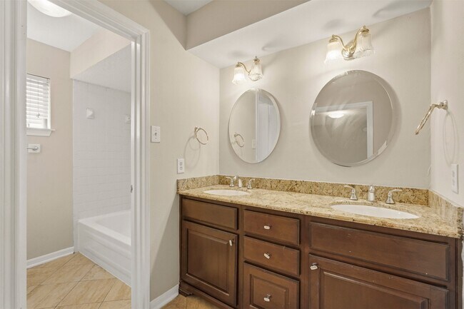 Building Photo - 810 Sunnybrook Ln
