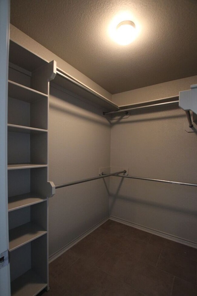 Building Photo - Beautiful 3 Bedroom 2 Bathroom Townhouse i...