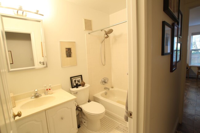 Building Photo - Wesley Heights Spacious 2 bedroom, 2.5 Bat...