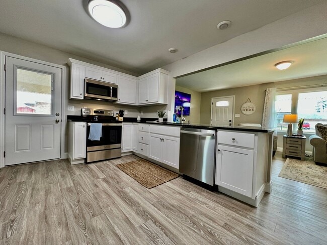 Building Photo - Newly remodeled, furnished home Trenton, Ohio