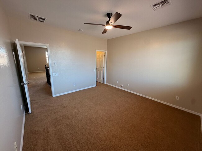 Building Photo - 5131 W Saddlehorn Rd