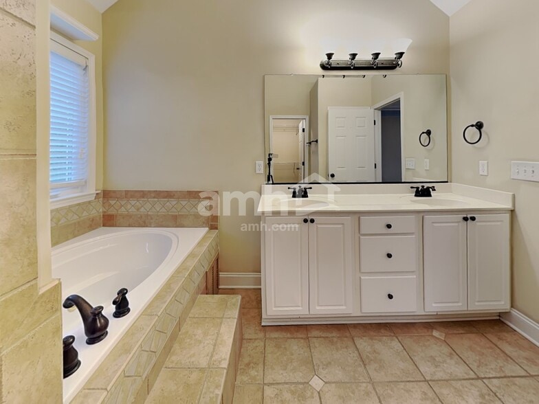 Building Photo - 483 Quick Silver Dr