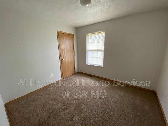 Building Photo - 1090 W Red Ln