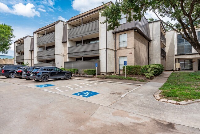 Building Photo - 3005 Walnut Bend Ln