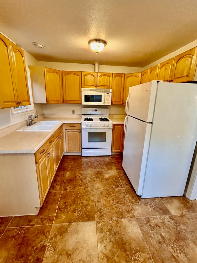 Building Photo - 335 N Alvarado St