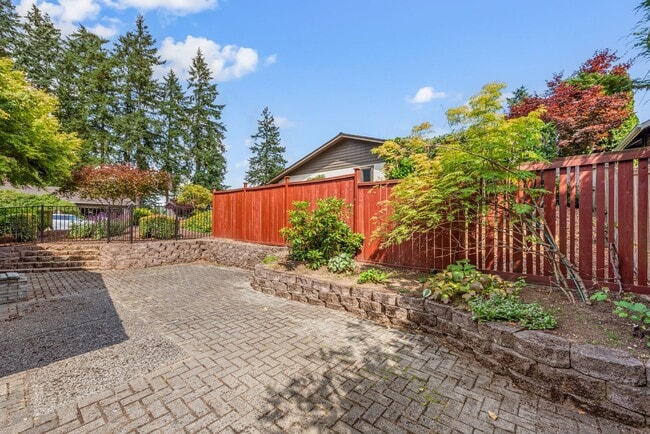 Building Photo - Charming 5-Bedroom Tri-Level Retreat in La...