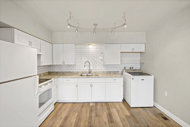 Building Photo - 402 Sunny Ln