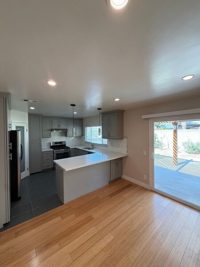 Building Photo - Beautiful 3 Bedroom Home in Avocado Heights