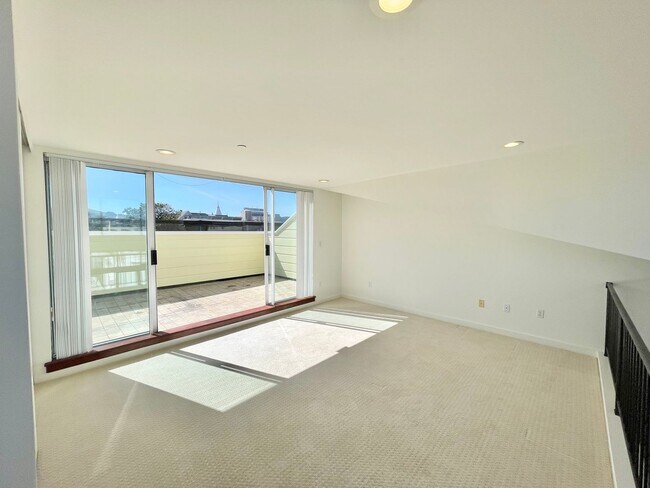 Building Photo - Sun Drenched Mission Loft! Top floor/Penthouse unit! 1BD/2BA! 1,202 SqFt! Parking! Laundry! Stora...
