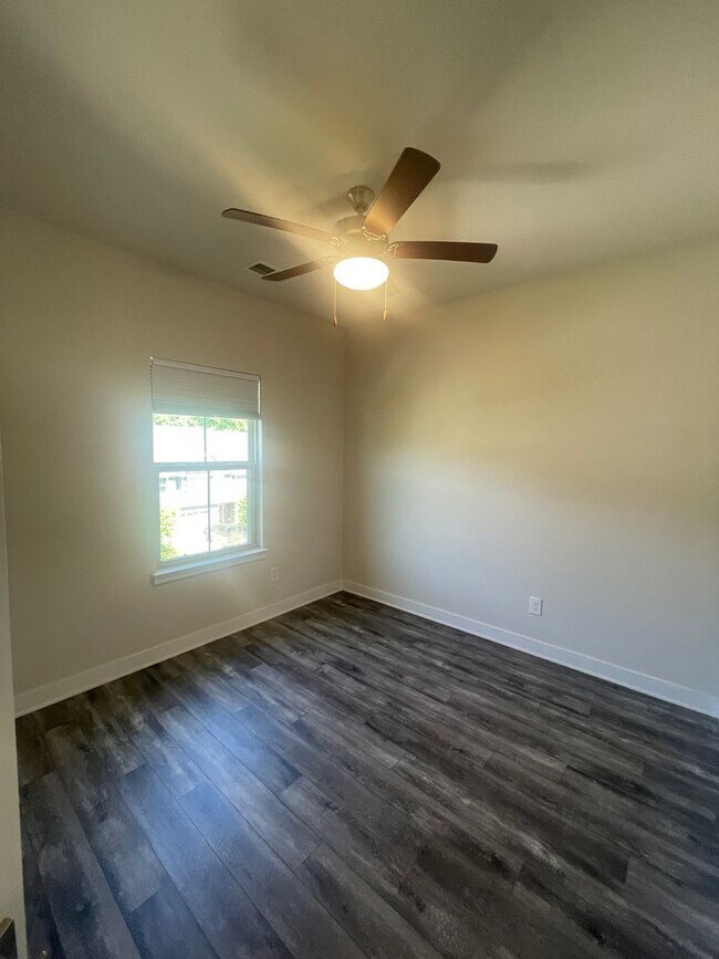 Building Photo - Luxury 3BR Townhome in Langtree- Modern Finishes & Prime Location!