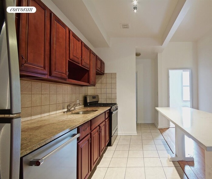 Building Photo - 784 Halsey St