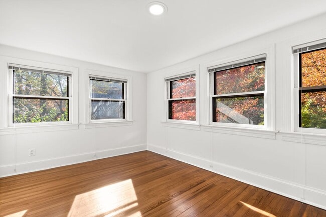 Building Photo - 3 Bed 3.5 Bath - Chevy Chase Colonial - Mo...