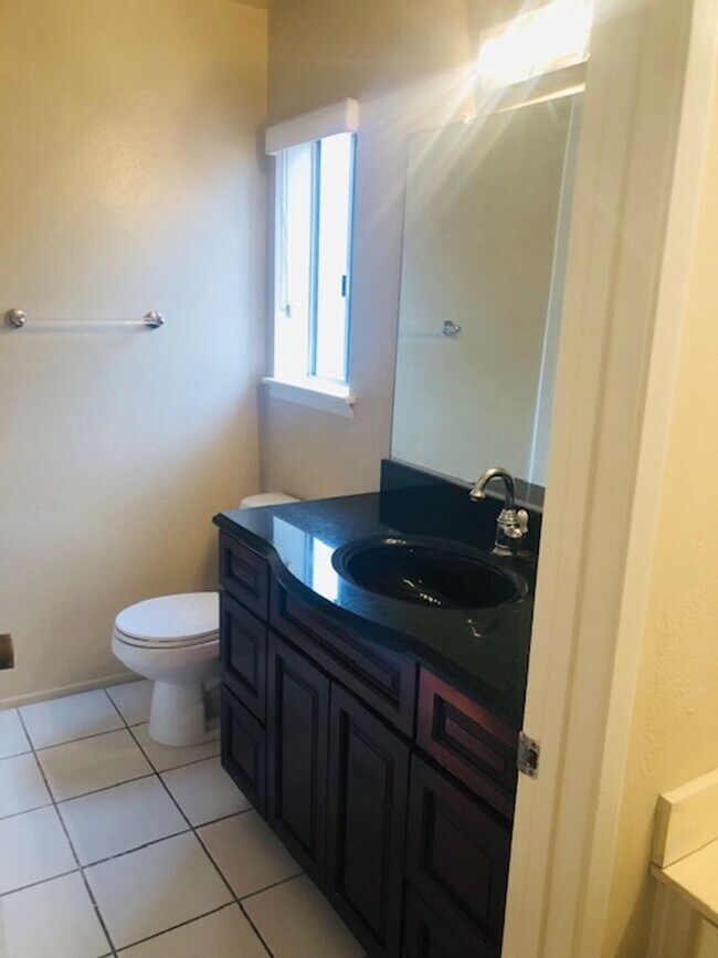 Building Photo - Beautifully Updated 3 Bed/2 Bath Single Fa...