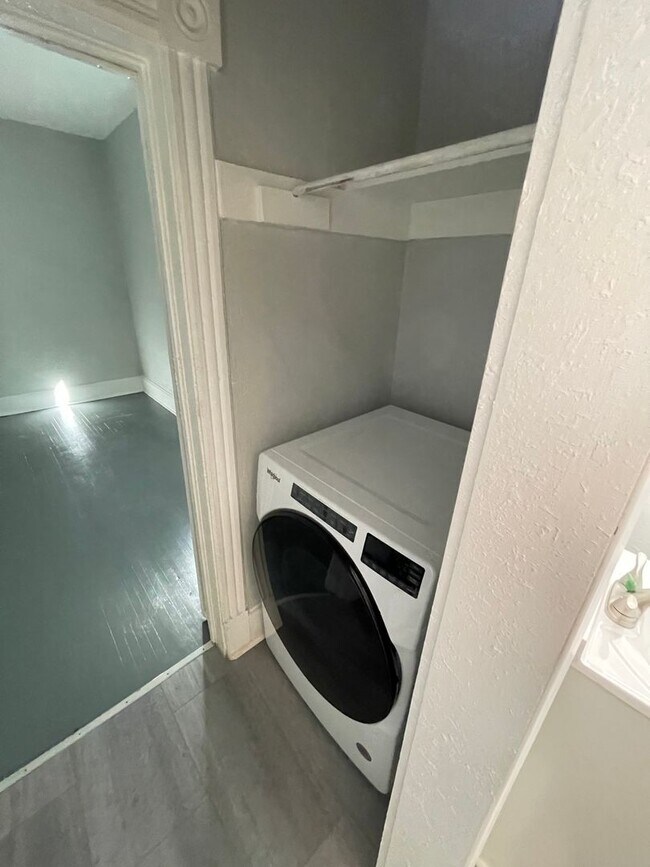 Building Photo - AVAILABLE June  - 1 BED 1 BATH Single Family Home!